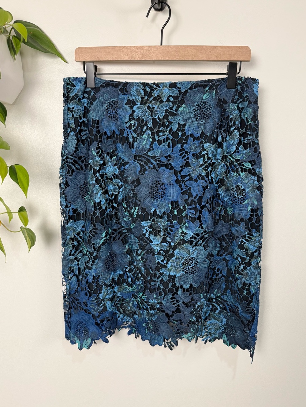 T Tahari Blue Floral Lace Pencil Skirt 10 Feminine Career Business Party Boho